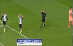 KO JE NJEMU DAO LICENCU: Cela Engleska se smeje sudiji zbog neviđenog propusta na meču Čempionšipa! (VIDEO)