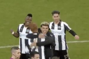 CEO NJUKASL SLAVI: Dame i gospodo, ‘svrake’ su ponovo u Premijer ligi! (VIDEO)