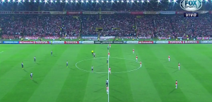 BIZARNO DA BIZARNIJE NE MOŽE BITI: Brazilski fudbaler na centru igrališta u neverici posmatrao kako mu stadion odaje poštu! (VIDEO)