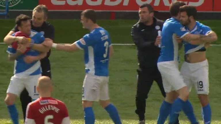 NAJBESMISLENIJA TUČA IKADA: Tim se bori za Evropu a saigrači odlučili da se tuku (VIDEO)