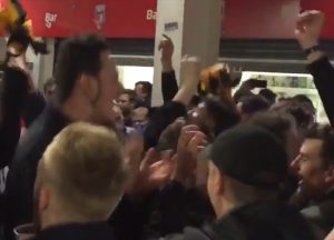 LUDNICA U ENGLESKOJ: Navijači u transu pevaju pesmu Lazaru Markoviću (VIDEO)