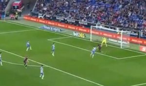 ŠTA MU BI: Bizarna greška Arona koju je kaznio Suarez (VIDEO)