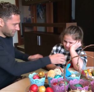 VASKRS U DOMU TOŠIĆA: Kako je reprezentativac prazničnim običajem rasplakao ćerku (VIDEO)