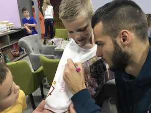 PRAVO SA UTAKMICE: Golman Crvene zvezde ulepšao rođendan malom Deliji imenjaku (FOTO) (VIDEO)