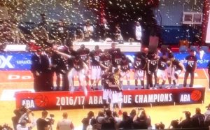 DELIJE LIKUJU: Društvene mreže preplavljene pesmama crveno-belih (FOTO)