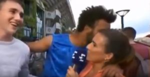 NEVEROVATNO: Francuz želeo da poljubi novinarku, pa mu je oduzeta akreditacija (VIDEO)