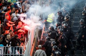 NEMIRI U HUMSKOJ: Na samom početku tuča Delija i žandarmerije! (VIDEO)