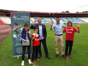 FUDBAL ZA PRIJATELJSTVO: Druženje sa trenerom Crvene zvezde Boškom Đurovskim i kapitenom Aleksandrom Lukovićem