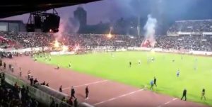 ‘GORI ČAIR’: Navijači Partizana slave bakljama (VIDEO)