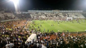 KO JE MOGAO DA IH SPREČI: Navijači Partizana ipak uleteli na teren, ‘žurka’ je počela (VIDEO)