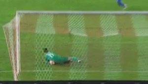 KIKS GODINE DOLAZI IZ KINE: Guarin je tako jako ‘opalio’ da je lopta ‘probušila ruke’ golmanu (VIDEO)