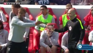 KLOP ‘POLUDEO’: Uveo Grujića na teren pa ‘bljuvao vatru’ na sudiju (VIDEO)