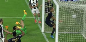 DA LI JE PAO MIT O JUVENTUSOVOJ ODBRANI: Mbapeova minijatura pored tri čuvara (VIDEO)