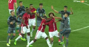 HAOS U MANČESTERU: Tuča igrača, sudiji ispao crveni karton – pa isključio dvojicu! (VIDEO)