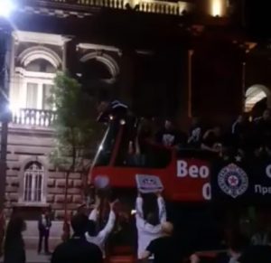 BLOKADA GRADA: Navijači ‘snabdevaju’ igrače pivom, Janković majicom ‘platio’ picu devojci (VIDEO)