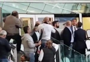 ŠOU U TORINU: Navijači Juventusa hteli da se obračunaju sa Mihom, pa pobegli kad je Srbin krenuo (VIDEO)