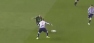 HOROR: Kapiten Skantorpa izveden sa terena sa dve rupe u rukama (FOTO)