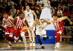 INTERNET ‘PREPUCAVANJA’: Grobari i Delije o tome ko je povlašćen u KLS, a ko je ‘folirant’ (FOTO)