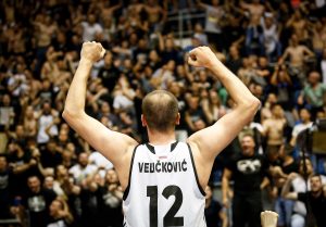 CRNO-BELI ZABRINUTI: Da li se to Veličković oprašta?