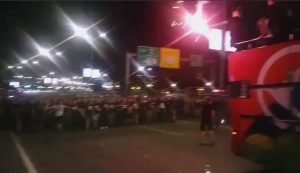 KRENULO JE: Igrači Partizana u otvorenom autobusu, a iza ogroman broj Grobara (VIDEO)