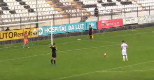 JEZIV PENAL: Umalo nije ‘patosirao’ pomoćnog sudiju (VIDEO)