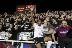 LUDNICA NA ‘ČAIRU’: Veliko slavlje, igrači se pomešali sa navijačima (FOTO) (VIDEO)