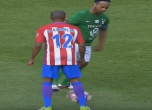 MAJSTOR JE MAJSTOR: Ronaldinjo ponovo ‘lomio kičme’ rivalima i to na humanitarnoj utakmici (VIDEO)