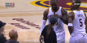 NBA: Lebron usred meča otišao na pivo, Hjuston deklasirao Sparse, neočekivano! (VIDEO)