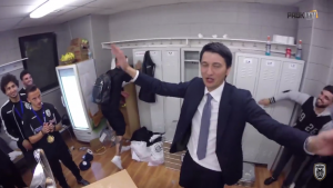 ŽURKA: Fudbaleri PAOK-a napravili su iznenađenje za Vladu Ivića, a onda je krenulo veselje (VIDEO)