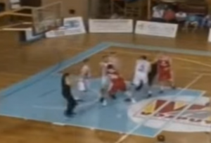 TUKAO SVAKOG KO MU SE NAŠAO NA PUTU: Evo zbog čega Ajzea Ostin još uvek nije kažnjen… (VIDEO)