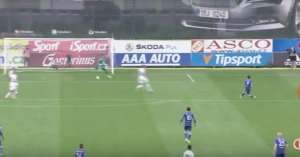 URNEBESNIM GOLOM DO TITULE: Slučajno napravio fintu godine, ‘bacio’ trojicu rivala i finiširao kao Mesi (VIDEO)