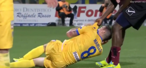 POMERENE GRANICE: ‘Obrisao patos’ sa rivalom, pa se čudio crvenom kartonu (VIDEO)