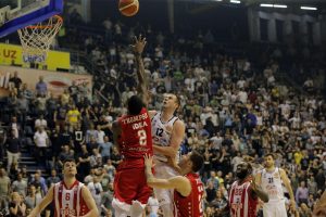 IZ DRUGOG UGLA: Pogledajte pobedonosni koš Veličkovića i erupciju Grobara na tribinama (VIDEO)