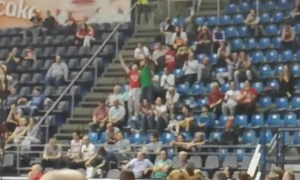 SLABA POSETA: Ali, ova dva momka su baš bila vesela u dvorani ‘Aleksandar Nikolić’ (VIDEO)