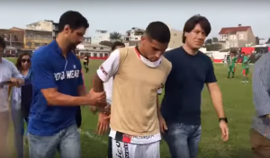 NESTVARNE SCENE: Policija uhapsila fudbalera prestupnika tokom utakmice! (VIDEO)