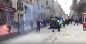 HAOS NA ULICAMA ISTANBULA: Krvavi sukob grčkih i turskih navijača! (VIDEO)