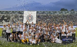 GROBARI DEKORISALI PRESTONICU: Novi mural navijača Partizana kojim veličaju ‘duplu krunu’ (FOTO)