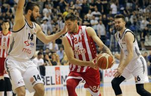 INCIDENT: Grobari jajima gađali Delije uz transparent, na vatru uzvraćeno, novinar pogođen (FOTO) (VIDEO)