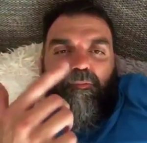 NASTAVLJA SE TREND: I bivši košarkaš u ulozi estradnog umetnika (VIDEO)