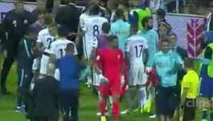 HAOS U BOSNI: Masovna tuča na terenu, fudbaleri Grčke izbegli linč (VIDEO)