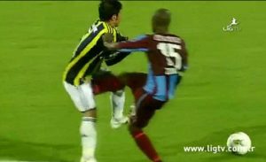 VREMEPLOV: Dan kada je Zokora šutnuo Emrea u međunožje i isterao rasizam iz fudbala (VIDEO)