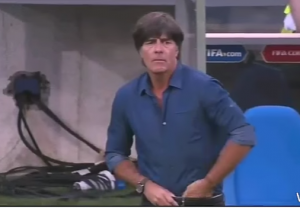 KAKAV TIP: Lev opet uhvaćen kako igra ‘džepni bilijar’ (VIDEO)