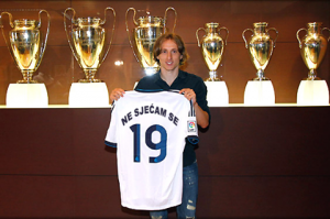 ‘VRCAJU’ ŠALE NA RAČUN MODRIĆA: Od Tompsona do Cece – sećaš li se lepi grome moj? (FOTO)