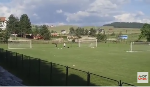 HIT VIDEO: Partizan vredno trenira na Zlatiboru, a onda su se pojavili fudbaleri Zvezde (VIDEO)