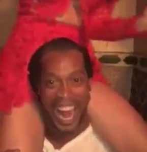 MAJSTOR NA TERENU: A u noćnom provodu je Ronaldinjo ‘smrt za žene’ (VIDEO)