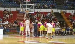 MUČNE SCENE U POLUFINALU: Teška povreda centra, od besa stradala i ograda (VIDEO)