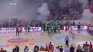 HAOS U PIREJU: PAO osvojio titulu, ali su navijači Olimpijakosa neredima prekinuli slavlje (VIDEO)