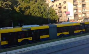 GOSTI PRAVE ŽURKU: Ludnica na Autokomandi, Velšani dupke napunili autobuse GSP-a (VIDEO)
