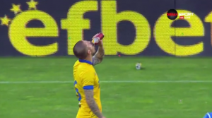 PRAVI ODGOVOR: Bivši igrač Partizana popio pivo kojim su ga gađali navijači, pa dao gol u 90. minutu! (VIDEO)