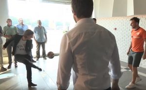 PREMIJERKA ‘DEBITOVALA’: Ana Brnabić pokazala fudbalsko umeće i to pred Muslinom (VIDEO)